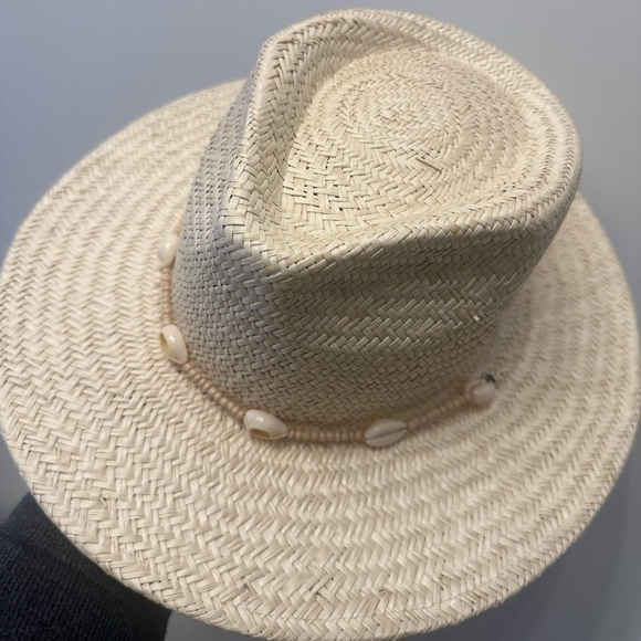 Lack of color seashells fedora - Picture 6 of 7